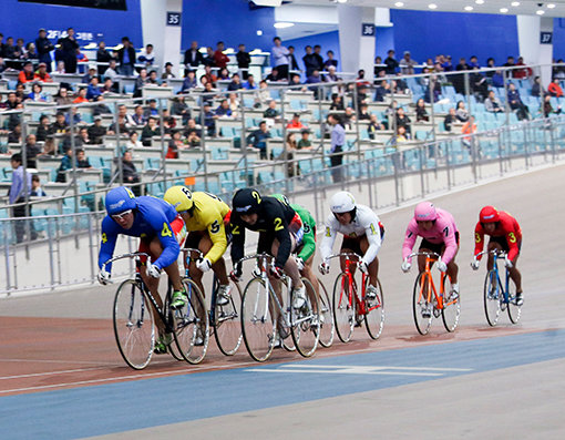 2018년도 하반기 경륜 등급심사 결과가 발표된 지 4주가 지나면서 승급자와 강급자들의 희비가 엇갈리고 있다. 특선급 승급자 
황준하처럼 기대에 걸맞는 성적을 내는 선수가 있는 반면, 선발급으로 강급된 지성환, 김재환 등 인지도에 못미치는 성적을 내고 있는
 선수들도 있어 경륜팬들의 이목이 집중되고 있다. 사진제공｜국민체육진흥공단