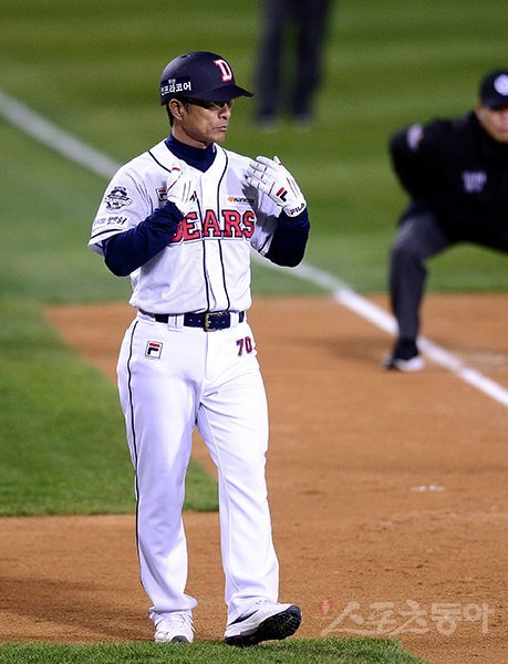 두산 공필성 코치가 사인을 보내는 모습. 스포츠동아DB