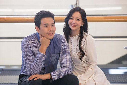 뮤지컬 명성황후의 전국 순회공연 종착지인 성남아트센터에서 명성황후와 고종으로 무대에 서는 김소현(오른쪽)·손준호 부부가 ‘뮤지컬 배우 부부로 살아간다는 것’에 대해 입을 열었다. 사진제공｜에이콤