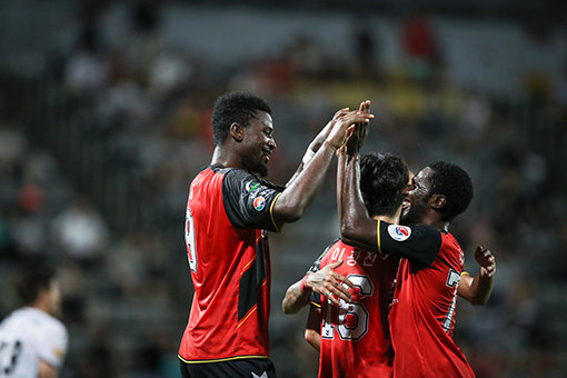 경남FC 말컹(왼쪽)이 12일 창원축구센터에서 열린 전남 드래곤즈와의 22라운드 홈경기 후반 17분 2-0으로 달아나는 추가골을 터트린 뒤 도움을 준 네게바(오른쪽 끝)와 하이파이브 하고 있다. 외국인 공격수를 앞세운 경남은 8경기 무패 행진으로 2위를 지켰다. 사진제공|한국프로축구연맹