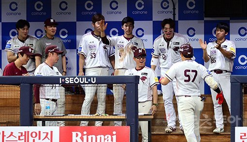 12일 서울 고척스카이돔에서 ‘2018 신한은행 MY CAR KBO리그’ LG트윈스와 넥센히어로즈 경기가 열렸다. 4회말 2사 1루 넥센 송성문(57번)이 중월 투런 홈런을 날리고 그라운드를 돌아 홈인해 장정석 감독과 박병호의 축하를 받고 있다. 고척｜김종원 기자 won@donga.com