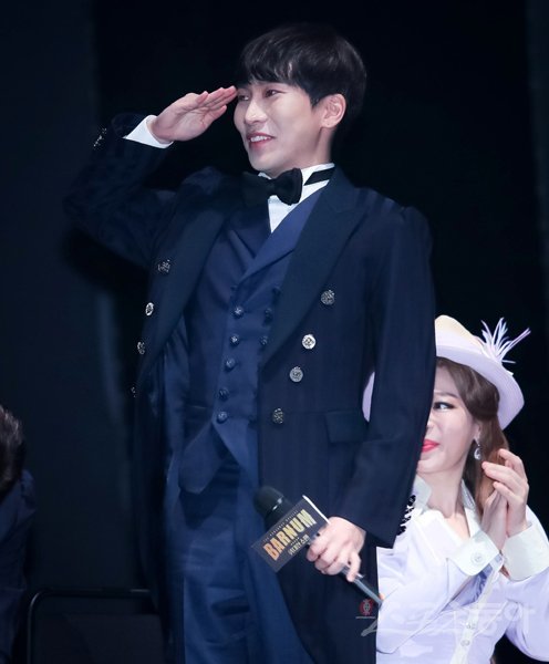 비투비 서은광이 16일 서울 중구 충무아트센터 대극장에서 열린 뮤지컬 ‘바넘: 위대한 쇼맨’ 프레스콜에 참석해 유준상을 향해 경례를 하고 있다. 김진환 기자 kwangshin00@donga.com