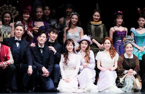 16일 서울 중구 충무아트센터 대극장에서 열린 뮤지컬 ‘바넘: 위대한 쇼맨’ 프레스콜에 출연진들이 기념촬영을 하고 있다. 김진환 기자 kwangshin00@donga.com