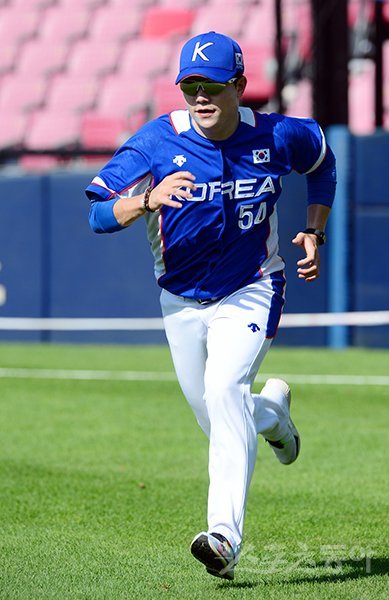 2018 자카르타-팔렘방 아시안게임에 출전하는 한국 야구대표팀이 22일 서울 잠실야구장에서 훈련을 가졌다. 야구대표팀 양현종이 가볍게 달리며 몸을 풀고 있다. 잠실|김민성 기자 marineboy@donga.com