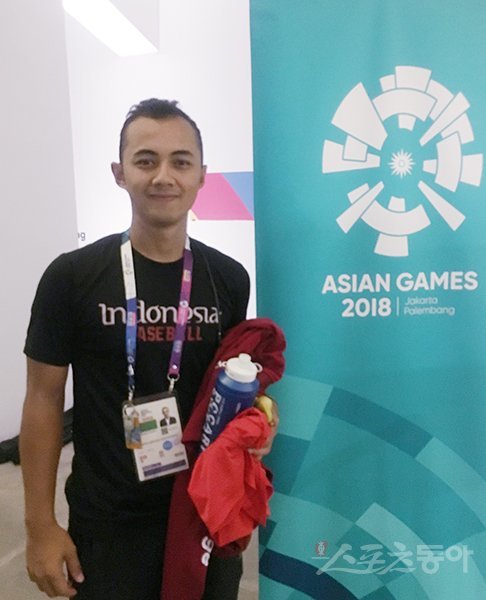 2018자카르타-팔렘방아시안게임 인도네시아 야구대표팀의 주축 타자인 에이켄 세티아완이 지난 27일 한국전을 마친 뒤 스포츠동아와 만나 포즈를 취하고 있다. 이날 4번타자로 나선 세티아완은 “한국 선수들은 클래스가 다르다”고 엄지를 치켜세웠다. 자카르타(인도네시아)｜강산 기자 posterboy@donga.com