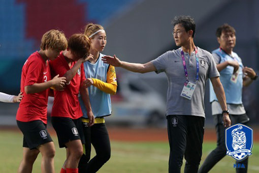 ‘울지 마라, 고개를 들자!’ 한국 여자 축구대표팀이 28일 열린 4강전에서 일본에 패하며 사상 첫 금메달 획득에 실패했다. 눈물을 흘리는 임선주(왼쪽 두 번째) 등 선수들을 위로하고 있는 윤덕여(오른쪽) 감독. 사진제공｜대한축구협회