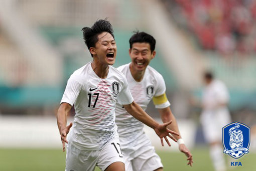 한국 남자 축구대표팀 이승우(왼쪽)가 29일 인도네시아 치비농의 파칸사리 스타디움에서 열린 2018자카르타-팔렘방아시안게임 베트남과의 4강전에서 전반 7분 선제골을 터뜨린 뒤 환호하고 있다. 이승우는 멀티골로 한국의 승리를 이끌었다. 사진제공｜대한축구협회