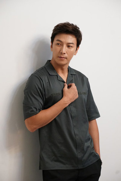 29일 오후 서울 서초구의 한 카페에서 진행된 라운드 인터뷰에서 배우 박건형이 취재진의 요청에 포즈를 취하고 있다.