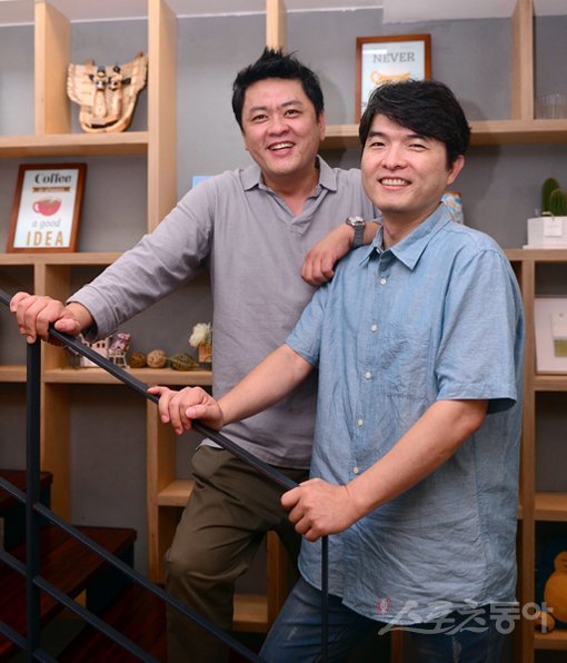 영화 ‘너의 결혼식’을 함께 완성한 이석근 감독(오른쪽)과 제작자 김정민 대표. 2012년 인연을 맺은 두 사람이 5년여 준비 끝에 내놓은 영화는 2주째 박스오피스 1위를 기록하고 있다. 첫 작업에서 시너지를 발휘한 두 사람은 다음 영화도 함께 구상하고 있다. 김종원 기자 won@donga.com