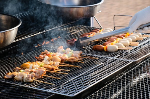 다양한 캠핑 바비큐가 광장동 워커힐 호텔 글램핑장에서 열린 ‘오텀 페스트 인 더 캠프’ 행사에서 준비되고 있다. 사진제공|워커힐 호텔앤리조트