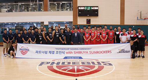 울산 현대모비스 피버스 프로농구단이 31일 현대모비스 용인체육관에서 일본 B리그 시부야 선로커스 구단과 파트너십을 체결했다. 사진은 조인식 후 기념촬영하는 양팀 선수들. 사진제공|울산 현대모비스 피버스 프로농구단