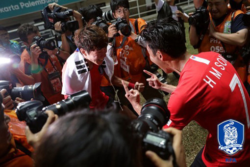 2018자카르타-팔렘방아시안게임 남자 축구대표팀이 1일 일본과의 결승전에서 승리한 후 9골로 대회 득점 1위에 오른 황의조(가운데)와 손흥민이 기뻐하고 있다. 사진제공｜대한축구협회