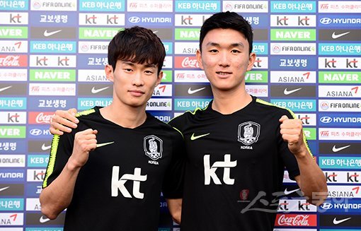 벤투 감독이 이끄는 남자 축구대표팀 4일 파주 국가대표트레이닝센터(NFC)에서 훈련을 가졌다. A대표팀에 처음 발탁된 김문환과 황인범(오른쪽)이 카메라를 향해 포즈를 취하고 있다. 스포츠동아DB