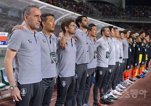 7일 경기도 고양시 고양종합운동장에서 대한민국 축구대표팀과 코스타리카의 평가전이 열렸다. 사진은 대한민국 축구대표팀이 국민의례를 하고 있는 모습. 고양｜김진환 기자 kwangshin00@donga.com