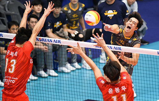 KB손해보험 이강원(뒤쪽)이 9일 제천에서 열린 2018제천·KAL컵 남자프로배구대회 한국전력과의 개막전에서 상대 블로킹을 피해 공격을 하고 있다. KB손해보험이 세트 스코어 3-2로 승리했다. 사진제공｜한국배구연맹