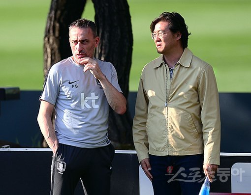 칠레와 평가전을 앞둔 한국 축구대표팀이 9일 파주 국가대표트레이닝센터(NFC)에서 훈련을 가졌다. 훈련 전 벤투 감독(왼쪽)이 김판곤 대한축구협회 부회장과 이야기를 나누고 있다. 파주｜김종원 기자 won@donga.com