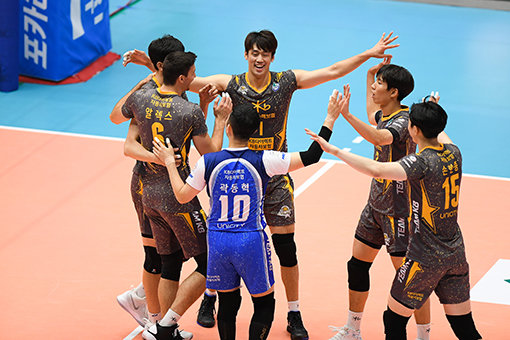 한국전력-KB손해보험의 개막경기에서 KB손해보험팀이 3-2 승리해 기뻐하고 있는 모습. 사진제공｜한국배구연맹