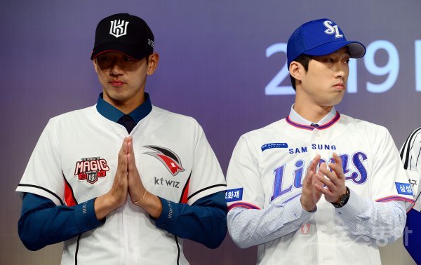 10일 서울 중구 웨스틴조선호텔에서 ‘2019 KBO 신인 드래프트’가 열렸다. 드래프트 1라운드 1, 2순위에 지명된 이대은과 이학주가 박수를 보내고 있다.  

김민성 기자 marineboy@donga.com