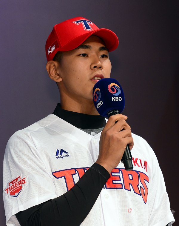 10일 서울 중구 웨스틴조선호텔에서 ‘2019 KBO 신인 드래프트’가 열렸다. 드래프트 1라운드10순위로 KIA에 지명된 홍원빈이 소감을 밝히고 있다.  

김민성 기자 marineboy@donga.com