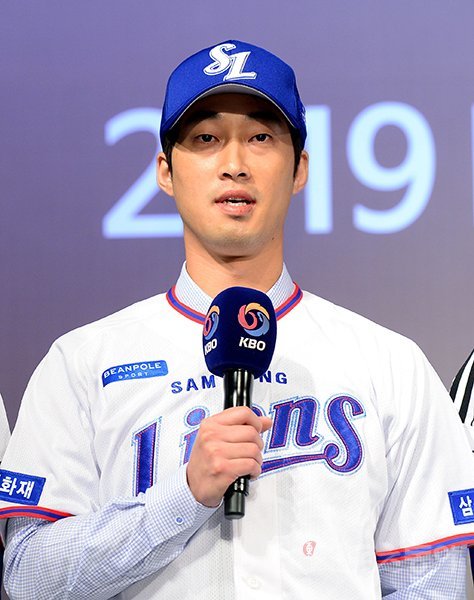 10일 서울 중구 웨스틴조선호텔에서 ‘2019 KBO 신인 드래프트‘가 열렸다. 드래프트 1라운드 2순위로 삼성에 지명된 이학주가 소감을 밝히고 있다. 김민성 기자 marineboy@donga.com