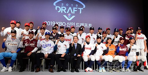 10일 서울 중구 웨스틴조선호텔에서 ‘2019 KBO 신인 드래프트‘가 열렸다. 드래프트 지명된 선수들이 정운찬 KBO총재와 함께 기념촬영을 하고 있다. 김민성 기자 marineboy@donga.com