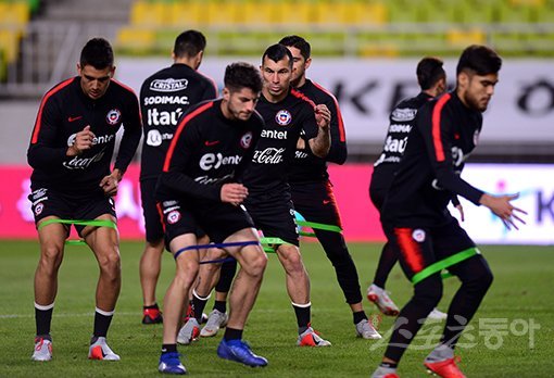 한국와 평가전을 하루 앞둔 칠레 축구대표팀이 10일 수원월드컵경기장에서 적응 훈련을 가졌다. 수원｜김종원 기자 won@donga.com