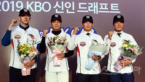 지난 10일 서울 중구 웨스틴조선호텔에서 ‘2019 KBO 신인 드래프트‘가 열렸다. KT에 지명된 이대은, 손동현, 고성민, 이상동(왼쪽부터)이 카메라를 향해 포즈를 취하고 있다. 스포츠동아DB