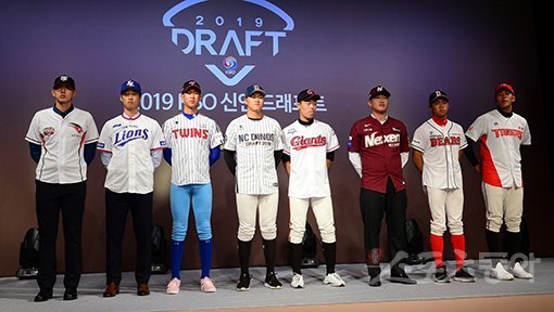 2019 KBO 신인드래프트가 지난 10일 서울 웨스틴조선호텔에서 열렸다. 1라운드에 뽑힌 10명 중 행사에 참여한 8명이 기념촬영을 하고 있다. 이날 1라운드 지명자 10명 중 투수는 6명밖에 되지 않았다. 프로야구 타고투저의 흐름은 날로 강해지는데 아마추어 무대에도 쓸만한 투수가 없다는 고민이 이어지고 있다. 스포츠동아DB