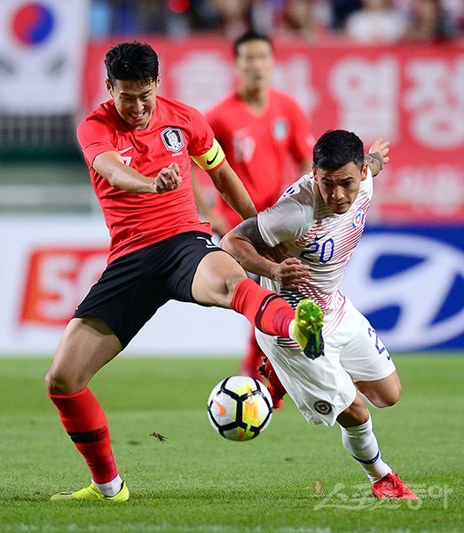 치열한 승부였다. 한국 축구대표팀 손흥민(왼쪽)이 11일 수원월드컵경기장에서 열린 칠레와의 평가전에서 차를로스 아랑기스와 볼을 소유하기 위해 거친 몸싸움을 벌이고 있다. 수원｜김종원 기자 won@donga.com