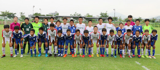 마데카솔 로고가 새겨진 유니폼을 입고 기념촬영을 하고 있는 유소년 축구 선수들. 사진제공｜동국제약