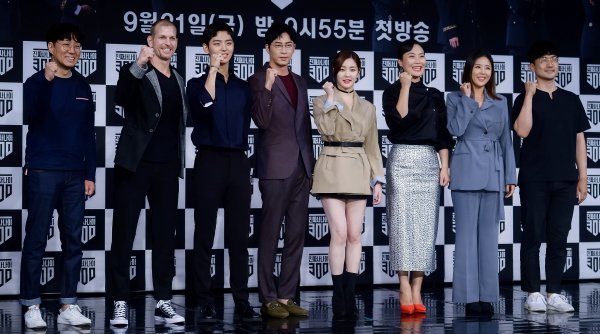 왼쪽부터 최민근 PD, 방송인 매튜 다우마, 펜타곤 홍석, 배우 강지환, 이유비, 김재화, 코요테 신지, 장승만 PD.