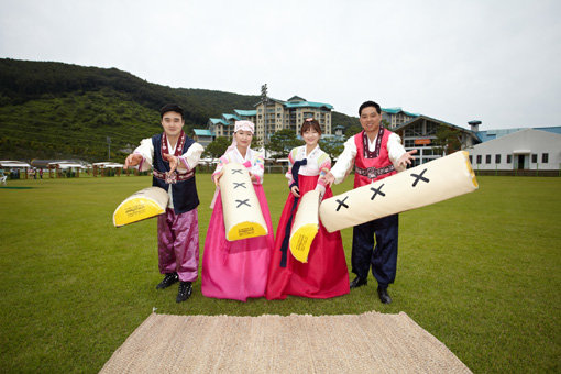 추석연휴를 활용해 가족여행을 떠나거나 재충전을 하는 등 ‘명절=휴식’의 의미가 강해지면서 전국 주요 리조트들은 가족방문객을 위한 추석 연휴 스페셜 프로그램을 일제히 내놓았다. 사진은 명절 전통놀이 체험을 할 수 있는 경기도 광주 서브원 곤지암리조트의 대형 윷놀이. 사진제공|서브원 곤지암리조트