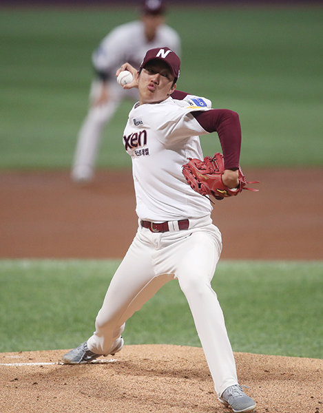 20일 오후 서울 고척스카이돔에서 열린 ‘2018 신한은행 MY CAR KBO리그’ 넥센 히어로즈와 삼성 라이온즈 경기에 선발 출전한 넥센 안우진이 삼성 타선을 향해 역투하고 있다. 사진제공｜스포츠코리아