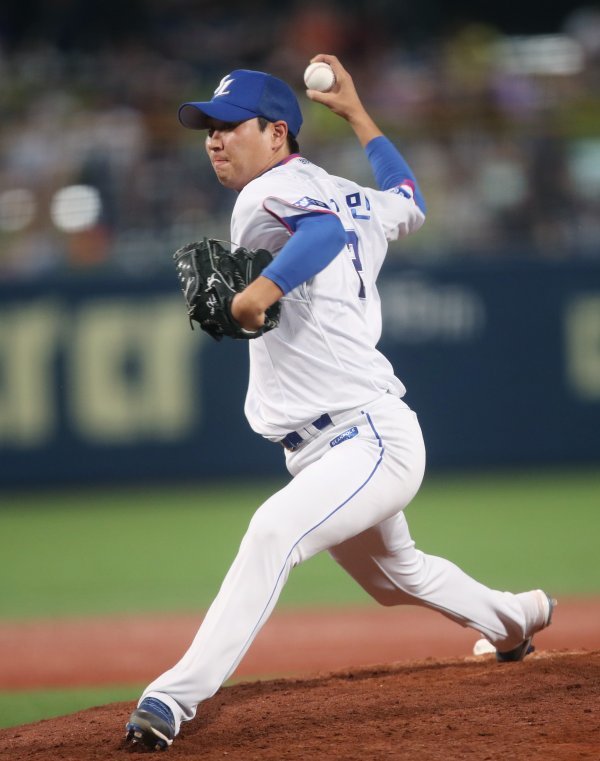 삼성 라이온즈 우규민은 팀 마운드에서 베테랑다운 면모를 뽐내고 있다. 어깨가 축 처진 후배들을 위로하는 한편 유쾌한 분위기를 만들기 위해 솔선수범하는 중이다. 사진제공｜스포츠코리아