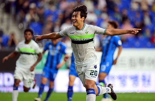 7일 울산 문수축구경기장에서 열린 ‘KEB하나은행 K리그1 2018’ 울산 현대와 전북 현대의 경기에서 전북 이동국이 페널티킥을 성공한 뒤 환호하고 있다. 울산|김민성 기자 marineboy@donga.com