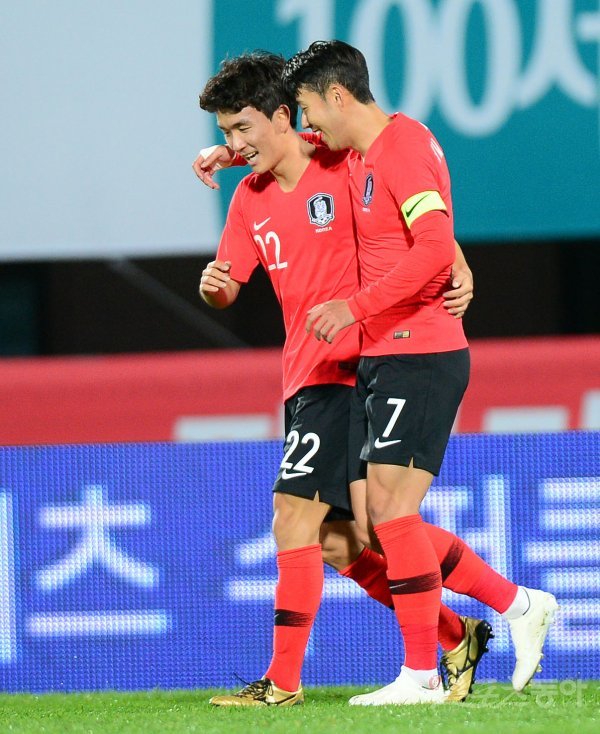 16일 충청남도 천안시 천안종합운동장에서 한국과 파나마의 축구 평가전 경기가 열렸다. 한국 황인범이 골을 넣은 뒤 손흥민과 기쁨을 나누고 있다.  

천안 | 김민성 기자 marineboy@donga.com