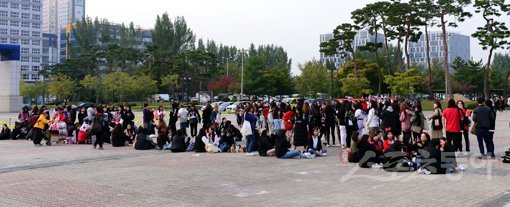 16일 충청남도 천안시 천안종합운동장에서 한국과 파나마의 축구 평가전 경기가 열렸다. 경기에 앞서 축구팬들이 긴 줄을 서서 입장을 기다리고 있다. 천안｜김민성 기자 marineboy@donga.com