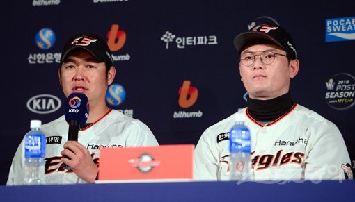 18일 충남 대전 모임공간국보 대회의실에서 한화이글스와 넥센히어로즈가 맞붙는 ‘2018 신한은행 MY CAR KBO리그’ 준플레이오프 미디어데이에서 한화 송은범(왼쪽)이 취재진의 질문에 대답하고 있다. 대전｜김종원 기자 won@donga.com