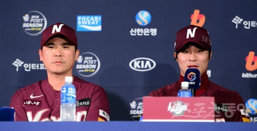 18일 충남 대전 모임공간국보 대회의실에서 한화이글스와 넥센히어로즈가 맞붙는 ‘2018 신한은행 MY CAR KBO리그’ 준플레이오프 미디어데이에서 넥센 김하성(오른쪽)이 취재진의 질문에 대답하고 있다. 대전｜김종원 기자 won@donga.com