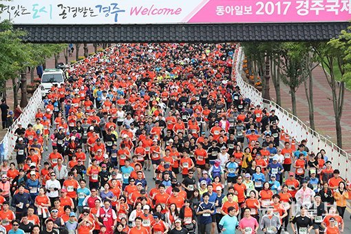 역사의 도시 경주에서 21일 펼쳐지는 동아일보 2018 경주국제마라톤대회에는 90명의 세계 정상급 선수들과 1만여 명의 마스터스 마라토너가 참가해 풀코스, 하프코스, 10km 코스, 5km 코스 등 4개 부문에서 기량을 겨룬다. 사진은 지난해 대회 장면. 동아일보DB