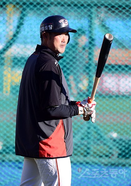 19일 대전 한화생명이글스파크에서 한화 이글스와 넥센 히어로즈가 맞붙는 ‘2018 신한은행 MY CAR KBO리그‘ 준플레이오프 1차전이 열렸다. 한화 송광민이 훈련을 하고 있다. 대전|김종원 기자 won@donga.com