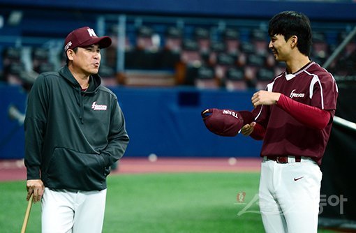 22일 서울 고척스카이돔에서 ‘2018 신한은행 마이카 KBO리그’ 넥센 히어로즈와 한화 이글스의 준플레이오프 3차전 경기가 열린다. 경기에 앞서 넥센 장정석 감독이 김규민(오른쪽)과 이야기를 나누고 있다. 고척|김민성 기자 marineboy@donga.com