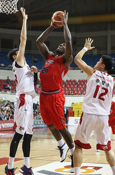 울산 현대모비스 라건아(가운데). 사진제공｜KBL