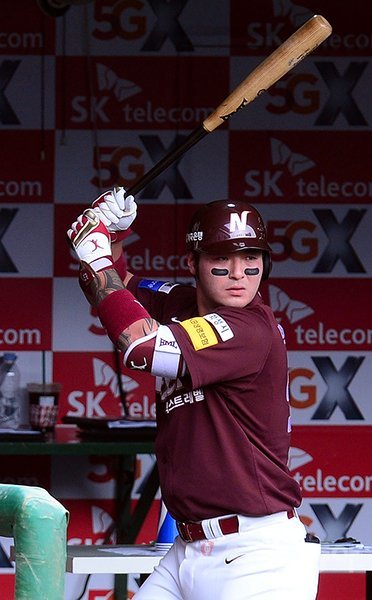 ‘국민 거포’ 박병호(넥센 히어로즈)가 포스트시즌에서 자존심을 구기고 있다. SK 와이번스와 플레이오프(PO) 1∼2차전에서 8타수 1안타로 부진했다. 30일 오후 6시30분 열리는 3차전은 홈구장 고척스카이돔에서 열린다. 투수 친화적인 고척에서 OPS 1.244를 기록 중인 그는 반전에 성공할 수 있을까. 스포츠동아DB