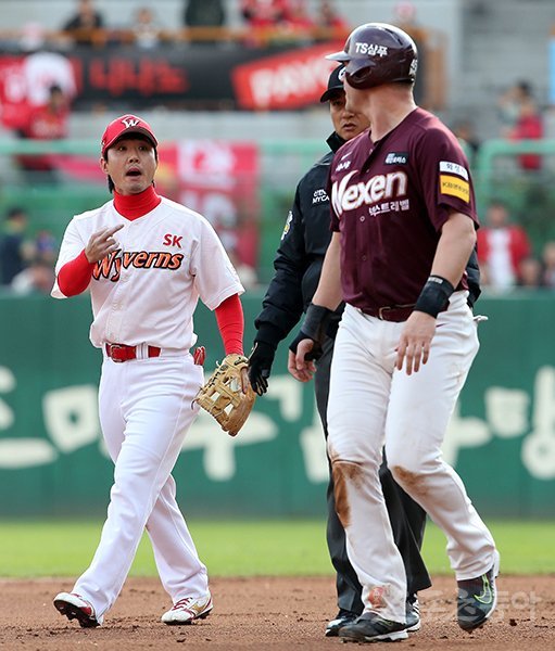 지난 23일 인천 SK행복드림구장에서 ‘2018 신한은행 MY CAR KBO리그 포스트시즌’ 플레이오프 2차전 넥센 히어로즈와 SK 와이번스의 경기가 열렸다. SK 김성현(왼쪽)이 3회초 1사 1,2루에서 넥센 박병호의 병살타 때 2루에서 포스아웃 당한 샌즈와 신경전을 벌이고 있다. 스포츠동아DB