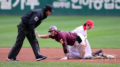 실책이 가을을 지배하고 있다. 2018 KBO리그 포스트시즌을 치르는 모든 팀들은 실책 악몽에 시달리고 있다. 문제는 이 실책이 꼬박꼬박 실점으로 이어진다는 점이다. 28일 플레이오프 2차전 2회 공격 때 넥센 히어로즈 김하성(가운데)이 안타를 때린 뒤 SK 와이번스 우익수 한동민의 실책을 틈타 2루에 안착했다. 스포츠동아DB