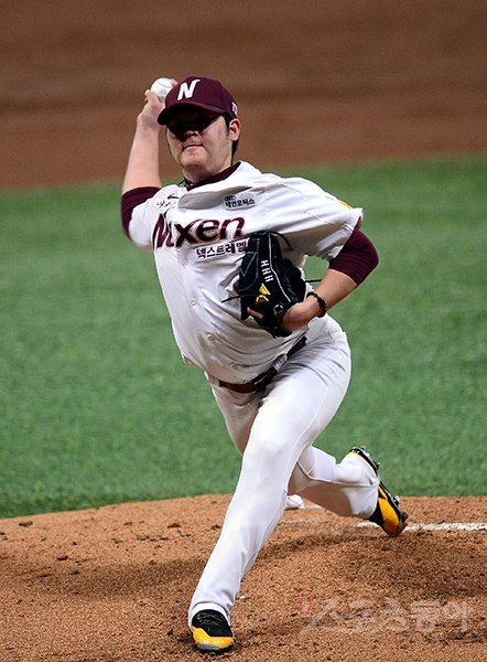 30일 서울 고척스카이돔에서 SK와이번스와 넥센히어로즈가 맞붙는 ‘2018 신한은행 MY CAR KBO리그’ 플레이오프 3차전이 열렸다. 선발 투수로 등판한 넥센 한현희가 역투하고 있다. 고척｜김종원 기자 won@donga.com