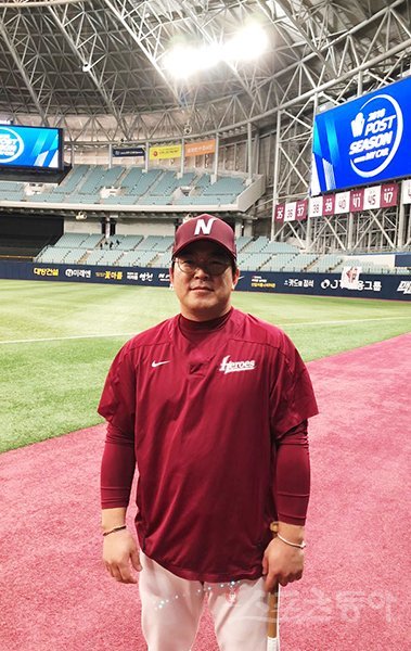 현역 시절 마당쇠 역할을 도맡았던 넥센 히어로즈 마정길 1군 불펜코치는 홈 경기가 시작하면 지하에만 머문다. 31일 SK 와이번스와의 PO 4차전에 앞서 고척돔에서 포즈를 취하고 있는 마 코치. 고척｜강산 기자 posterboy@donga.com