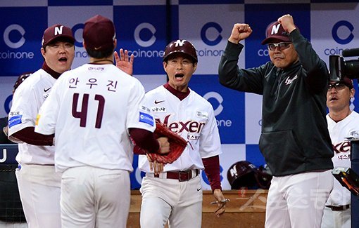 31일 서울 고척스카이돔에서 ‘2018 신한은행 마이카 KBO리그’ 넥센 히어로즈와 SK 와이번스의 플레이오프 4차전 경기가 열렸다. 5회초 무사 1루에서 구원 등판한 넥센 안우진이 무실점으로 막은 뒤 코치들의 환영을 받고 있다. 고척｜김민성 기자 marineboy@donga.com