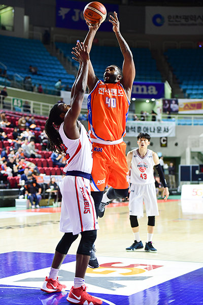 인천 전자랜드의 대체 외국인선수 윌리엄 리 다니엘스(오른쪽)가 31일 인천 현대모비스전을 통해 KBL 무대에 데뷔했다. 18점·6리바운드를 기록했지만 실전감각이 떨어진 모습으로 팀의 72-92 패배를 막지 못했다. 사진은 상대 수비를 뚫고 골밑 슛을 던지고 있는 다니엘스. 사진제공｜KBL